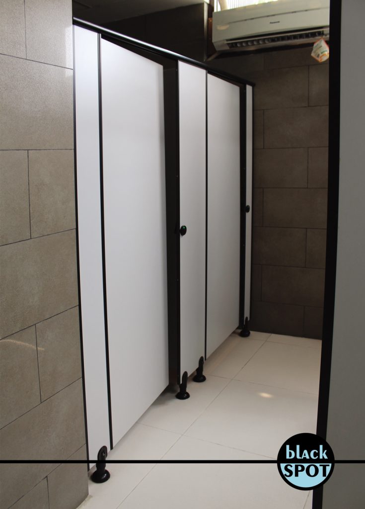 toilet cubicle pintu partisi phenolic black spot
